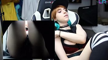 Wet And Wired: A Teen’s Intense Solo Session With Her Ohmibod While Gaming
