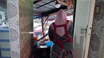 Voluptuous Indonesian Muslim Mama