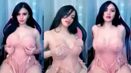 Alondra Mengenakan Lingerie Tembus Pandang Yang Membentuk Lekuk Tubuhnya, Menggoda Dengan Payudara Montok Yang Hampir Terlepas Dari Balutan Kain Tipis.