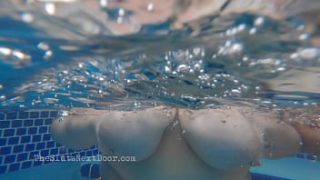 Voluptuous Curves Splashing In The Pool