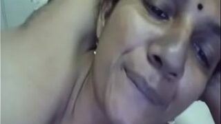 Tante Tamil Bugil Memamerkan Payudara Ranumnya Di Panggilan Video Langsung