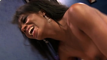 Sexy Ebony Milf With A Gorgeous Body