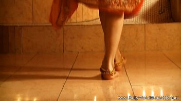 Sultry Bollywood Moves Unleash Raw Sensual Artistry