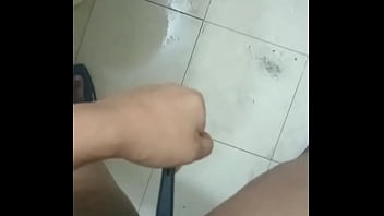 Desi Girl Gets Fingered And Shaved In The Washroom