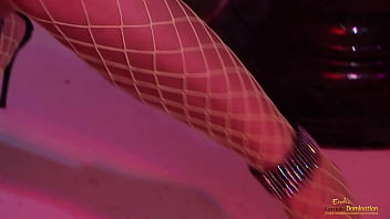 Curvy Bombshell Craving A Quadruple Suckfest And A Double Penetration Pounding
