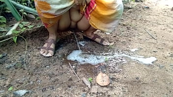 Desi Aunty’s Wild Outdoor Pissing Show You Can’t Miss