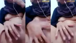 Cewek Berjilbab Menggairahkan Mengoceh Penuh Nafsu Saat Meremas Memeknya