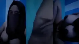 Wanita Berkerudung Coklat Dengan Payudara Besar Yang Menggoda