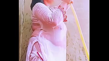 Desi Housewife’s Bare Tits And Big Boobs Exposed