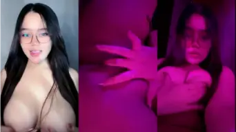 Berkacamata, Bella Ngangkang Mengocok Mango Sampai Muncrat
