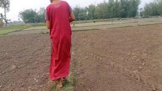 Bhabhi Genit Menggoda Tetangga Di Ladang, Berahi Meluap Dalam Adegan Panas Ala Desi
