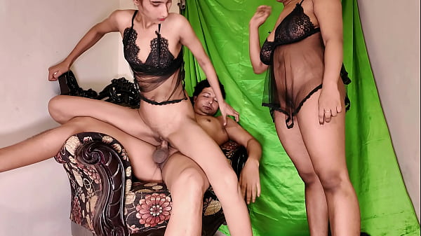 Amateur Desi Threesome: Two Girls And A Boy In Passionate Deepthroat Action
