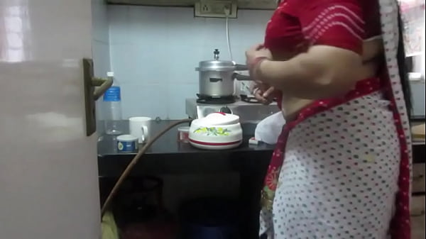 Leena Bhabhi’s Sizzling Navel Tease For The Horny Housewife