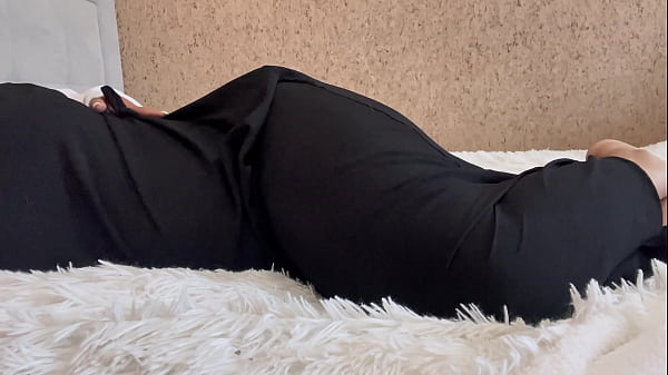 Bare And Bold: Arab Teen Flaunts Her Bare Pussy