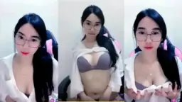 Amerlita Bergaya Dengan Kacamata Yang Menggoda Dan Memikat