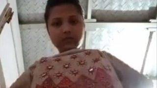 Gadis Desa Montok Dengan Payudara Besar Sedang Membuka Baju