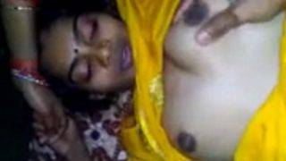Pelayan Saree Sutra Kuning Yang Menggoda Ranjang