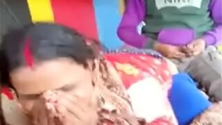 Sopir Truk Tua Menggila-gilai Pelacur Desi Di Dalam Kabinnya