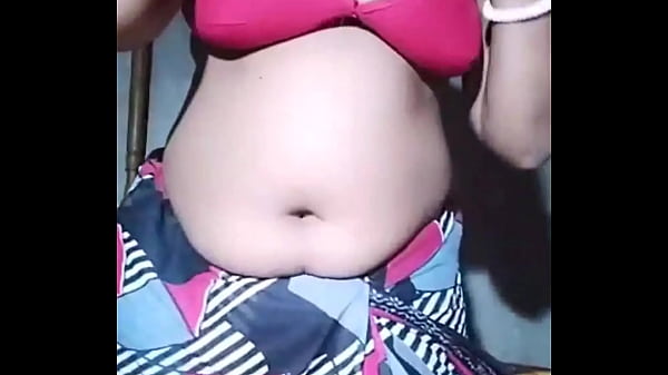 Sizzling Bhabhi Flaunts Her Luscious Milky Melons