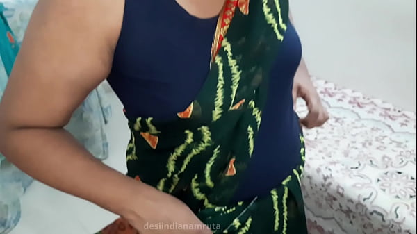 Sultry Desi Bhabhi In A Dark Green Saree, Hot And Ready