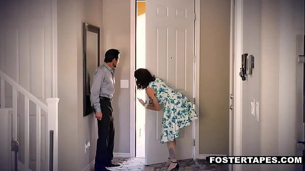 Tight Young Foster Stepdaughter Aria Lee Gets Split In A Threesome By Her Busty New Milf Stepmom Joslyn James And Stepdad Tommy Gunn
