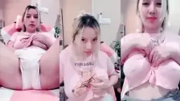 Cici Cantik Mengelus-elus Memeknya Dalam Posisi Mengangkang