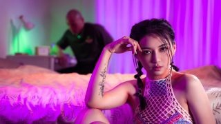 Gadis Asia Menggila Dengan Teriakan Ranjang Yang Menggoda