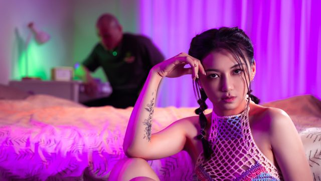 Gadis Asia Menggila Dengan Teriakan Ranjang Yang Menggoda
