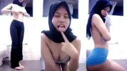 Gadis Berjilbab Mulus Menggoda Penuh Nafsu