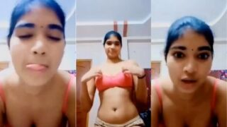Gadis India Telanjang Memamerkan Payudara Besar Di Depan Kamera