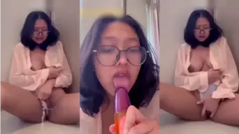 Nindi Si Toge Berkacamata Yang Bikin Heboh, Adegan Panasnya Bikin Tak Tahan