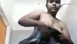 Tante Lokal Pamer Tubuh Di Kamar Mandi