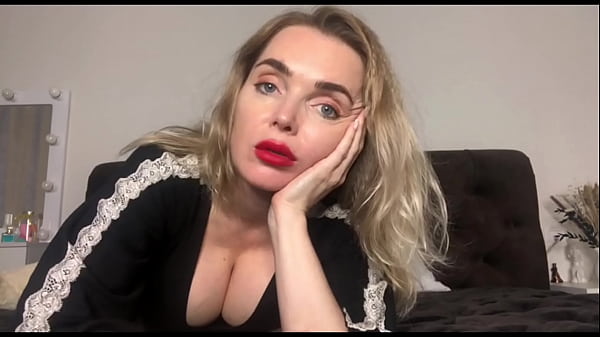 Зрелая мачеха втайне снимает страстное видео для пасынка, пока муж на работе
