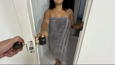 Latina Llega A Su Sesión De Masaje Y El Masajista La Calienta Tanto Que Terminan Follando Como Locos