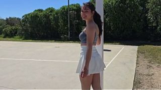 Vecina Ardiente Se Desliza En Patines Hacia Un Encuentro Íntimo Con Un Extraño Dentro De Su Auto, A Plena Vista Del Vecindario.