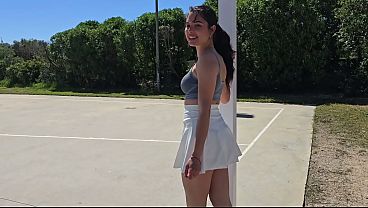 Vecina Ardiente Se Desliza En Patines Hacia Un Encuentro Íntimo Con Un Extraño Dentro De Su Auto, A Plena Vista Del Vecindario.