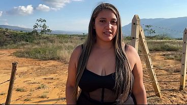 Rubia Exuberante Seduce A Un Rudo Campesino En Un Encuentro Ardiente Al Aire Libre