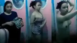 Ngintip Cewek Kos Yang Lagi Mandi, Badannya Montok Banget