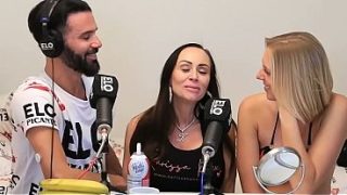 Mirá A La Rubia Y La Morocha, Bien Cachondas, Devorándose La Banana Bañada En Cremita Caliente