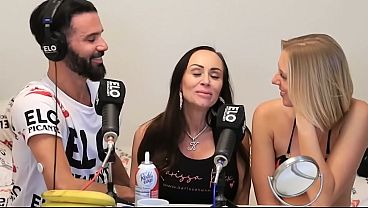 Mirá A La Rubia Y La Morocha, Bien Cachondas, Devorándose La Banana Bañada En Cremita Caliente