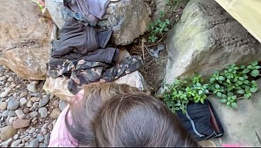 Me Cogí A Una Rubia Mientras Entrenaba En El Río, Con Sexo Anal Y Acabándole En La Boca