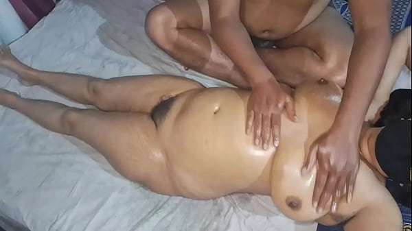 Desi Indian Hot Bhabhi Gets Completely Naked For An Intimate Full Body Massage