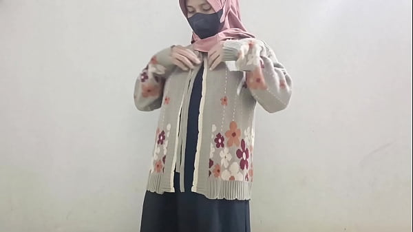 Gadis Berhijab Main Timun Buat Puasin Diri Sendiri