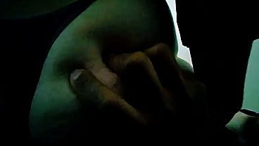 Mi Hermanastra Está Ardiendo De Calor Y Me Suplica Que Le Dé Una Mano Caliente