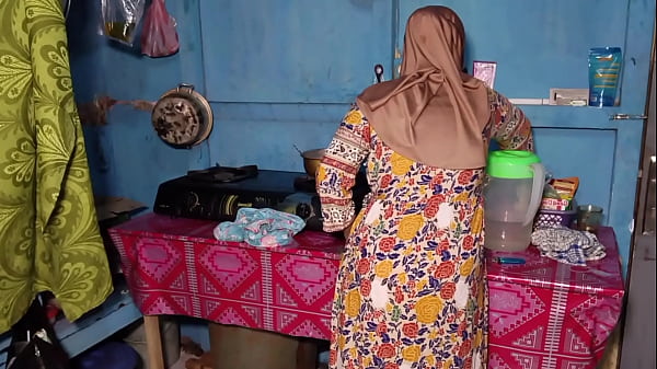 Ngentot Istri Teman Yang Lagi Sibuk Masak, Bikin Dapur Makin Panas.
