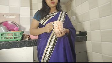 Desi Bhabhi Kitchen Mein Chai Pee Rahi Thi, Tabhi Padosi Ne Aakar Uski Chai Ki Pyas Aur Bhi Sexy Tarike Se Bujha Di.