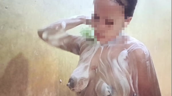Lihatin Aku Mandi Ya Sayang, Biar Basah-basah Nikmatin Tubuhku Yang Menggoda.
