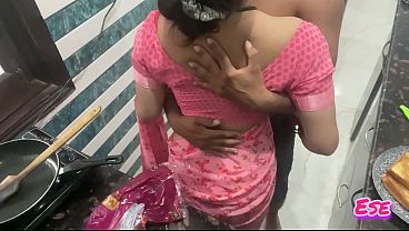 Desi Bhabhi Ki Chudai Jab Wo Kitchen Mein Garam Khana Bana Rahi Thi, Uski Choli Gili Ho Gayi Aur Mera Lund Khara Ho Gaya