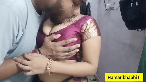Hot Indian Desi Bhabhi Ki Saree Utha Ke Jor Dar Chudai, Geela Aur Garam Desi Bhabhi Ka Saree Sex Video.