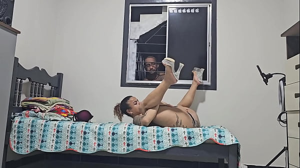 Marido Corno Espiando Pela Janela A Esposa Se Tocando Pro Amante E Só Observando Sem Reagir
